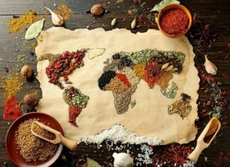 Dünya mutfağı, kültürel çeşitliliğin en lezzetli ifadesidir. Her ülkenin kendine has yemek kültürü, coğrafyasına, tarihine ve geleneklerine göre şekillenir. Bu farklılıklar, sofralarda benzersiz bir zenginlik yaratır. Uluslararası lezzetler, artık yalnızca kendi ülkeleriyle sınırlı kalmayıp globalleşen dünya sayesinde farklı coğrafyalarda da deneyimlenebiliyor. Bir Türk mutfağında Japon sushi'si, bir Fransız restoranında Lübnan mezesi görmek artık hiç şaşırtıcı değil. Konulu bir haber görseli.