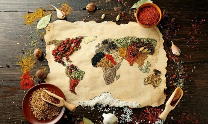 Dünya mutfağı, kültürel çeşitliliğin en lezzetli ifadesidir. Her ülkenin kendine has yemek kültürü, coğrafyasına, tarihine ve geleneklerine göre şekillenir. Bu farklılıklar, sofralarda benzersiz bir zenginlik yaratır. Uluslararası lezzetler, artık yalnızca kendi ülkeleriyle sınırlı kalmayıp globalleşen dünya sayesinde farklı coğrafyalarda da deneyimlenebiliyor. Bir Türk mutfağında Japon sushi'si, bir Fransız restoranında Lübnan mezesi görmek artık hiç şaşırtıcı değil. Konulu bir haber görseli.