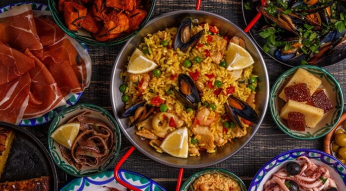 Dünya Yemekleri Ve Kültürlerin Sofralardaki Yolculuğu Dünya yemekleri, farklı coğrafyaların kültürel ve gastronomik zenginliğini yansıtır. Her ülke, kendi mutfak kültürü ve gelenekleri doğrultusunda özgün tarifler geliştirir. Akdeniz mutfağı, Asya mutfağı, Latin Amerika lezzetleri ve Orta Doğu yemekleri, dünya mutfaklarının öne çıkan örneklerindendir. Konulu bir haber görseli.