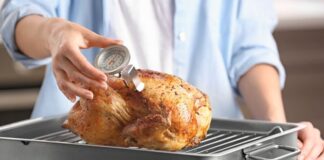 Düşük Isıda Pişirme Yöntemiyle Lezzetin Sırları Gastronomi dünyasında son yıllarda büyük ilgi gören düşük ısıda pişirme, yemeklerin daha sağlıklı, daha besleyici ve çok daha lezzetli olmasını sağlayan özel bir yöntem olarak öne çıkıyor. Özellikle son dönemde hem ev mutfaklarında hem de profesyonel restoranlarda yaygınlaşan bu yöntem, yiyeceklerin besin değerlerini korurken aynı zamanda yumuşak ve aromatik bir sonuç elde edilmesine yardımcı oluyor. Konulu bir haber görseli.
