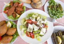 Ege mutfağı, taze sebzeler, zeytinyağlı yemekler ve hafif tatlarla öne çıkan, Türkiye’nin en sağlıklı gastronomi kültürlerinden biridir. Akdeniz ikliminin sunduğu bol güneş ve bereketli topraklar, Ege sofralarını mevsimine uygun ürünlerle donatır. Hem sağlıklı hem de lezzetli tarifler, bölgenin yüzyıllardır süregelen yemek kültürünü oluşturur. Konulu bir haber görseli.