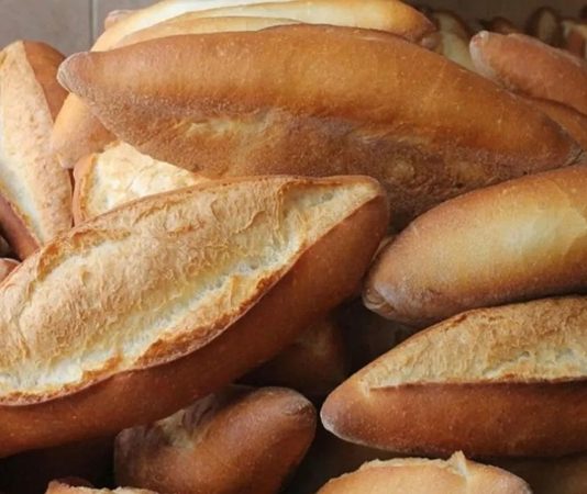 Ekmek Ve Türevleri Sofraların Vazgeçilmez Lezzeti Ekmek, sadece bir besin değil aynı zamanda kültürel bir sembol olmuştur. İlk yerleşik toplulukların buğdayı öğütüp hamur haline getirerek pişirmesiyle başlayan yolculuk, bugün sofralarda çeşit çeşit ekmeklerle devam ediyor.
