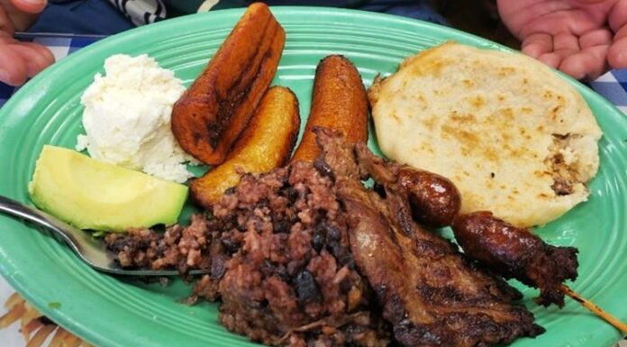 El Salvador mutfağı, Orta Amerika’nın tarihî ve kültürel etkilerini yansıtan zengin bir gastronomi geleneğine sahiptir. Ülkenin tarihî geçmişi, İspanyol kolonizasyonu ve yerel Maya topluluklarının mirası, mutfak kültürünü şekillendirmiştir. Bu etkileşimler, yemeklerde hem geleneksel hem de modern tatların bir arada bulunmasını sağlamıştır. Konulu bir haber görseli.