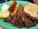 El Salvador Mutfağı El Salvador mutfağı, Orta Amerika’nın tarihî ve kültürel etkilerini yansıtan zengin bir gastronomi geleneğine sahiptir. Ülkenin tarihî geçmişi, İspanyol kolonizasyonu ve yerel Maya topluluklarının mirası, mutfak kültürünü şekillendirmiştir. Bu etkileşimler, yemeklerde hem geleneksel hem de modern tatların bir arada bulunmasını sağlamıştır. Konulu bir haber görseli.