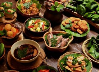 Endonezya mutfağı, binlerce ada ve etnik grubun birleşiminden doğan zengin tatlar ile öne çıkıyor. Adaların çeşitliliği, yemeklerin aromalarını ve içeriklerini büyük ölçüde etkiliyor. Geleneksel yemeklerde baharatlar, taze deniz ürünleri, pirinç ve tropikal meyveler başlıca unsurlar arasında yer alıyor. Bu mutfak, tarih boyunca Hindistan, Çin, Arap ve Avrupa kültürlerinden beslenmiş, bu sayede farklı tat kombinasyonları ortaya çıkmıştır. Konulu bir haber görseli.