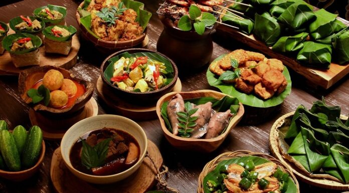 Endonezya mutfağı, binlerce ada ve etnik grubun birleşiminden doğan zengin tatlar ile öne çıkıyor. Adaların çeşitliliği, yemeklerin aromalarını ve içeriklerini büyük ölçüde etkiliyor. Geleneksel yemeklerde baharatlar, taze deniz ürünleri, pirinç ve tropikal meyveler başlıca unsurlar arasında yer alıyor. Bu mutfak, tarih boyunca Hindistan, Çin, Arap ve Avrupa kültürlerinden beslenmiş, bu sayede farklı tat kombinasyonları ortaya çıkmıştır. Konulu bir haber görseli.