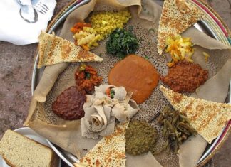Eritre mutfağı, Doğu Afrika’nın en özgün gastronomi kültürlerinden birini temsil eder. Ülke, tarih boyunca Arap, Osmanlı ve İtalyan etkisi altında kalmıştır. Bu etkileşimler, Eritre sofralarına hem baharatlı hem de Akdeniz esintili tatlar kazandırmıştır. Eritre halkının yemek kültürü, hem yerel tarım ürünlerini hem de dış kültürlerin getirdiği teknikleri bir araya getirerek benzersiz bir mutfak ortaya çıkarmıştır. Konulu bir haber görseli.