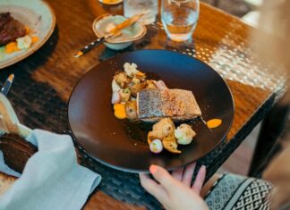 Estonya mutfağı, Baltık Denizi kıyısında yer alan ülkenin tarihi, kültürü ve coğrafi özellikleriyle şekillenmiş köklü bir gastronomi anlayışını yansıtır. Yüzyıllardır hem kuzey Avrupa’nın hem de Rusya ve İskandinavya gibi komşu bölgelerin etkisiyle zenginleşen bu mutfak, doğallığı ve sadeliğiyle dikkat çeker. Özellikle kırsal yaşamın yoğun olduğu dönemlerden miras kalan geleneksel yemekler, günümüzde de Estonya sofralarının vazgeçilmezleri arasında bulunur. Konulu bir haber görseli.