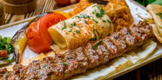 Et yemekleri, insanlık tarihinin en eski ve en doyurucu mutfak alışkanlıklarından biridir. Tarih boyunca avcılıkla başlayan bu gelenek, zamanla mutfak sanatlarıyla birleşerek sofralarda baş tacı edilen zengin tariflere dönüşmüştür. Günümüzde hemen her mutfağın vazgeçilmezi olan etli tarifler, gerek görsel sunumları gerekse lezzetleriyle gastronomi dünyasının en güçlü temsilcileri arasında yer alır. Konulu bir haber görseli.