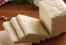 Ezine peyniri üretimi titiz bir süreç gerektirir. Öncelikle taze süt toplanır ve mayalanma aşamasına geçilir.