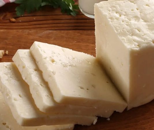 Ezine peyniri üretimi titiz bir süreç gerektirir. Öncelikle taze süt toplanır ve mayalanma aşamasına geçilir.