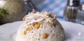 Pilav, Türk mutfağının vazgeçilmez yemeklerinden biridir ve hemen her evin sofralarında özel bir yere sahiptir. Hem ana yemeklerin yanında garnitür olarak hem de tek başına doyurucu bir öğün olarak tüketilen pilav, farklı tariflerle çeşitlendirilerek damak tadına hitap eder. Dünya mutfaklarında da farklı şekillerde hazırlanan pilav, her kültürde kendine özgü pişirme yöntemleri ve malzemeleriyle zenginleşmiştir. Konulu bir haber görseli.