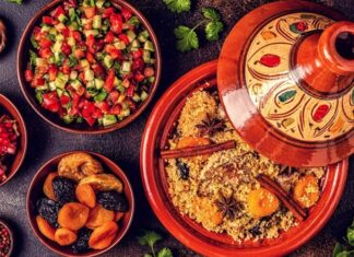 Fas Mutfağı yüzyıllar boyunca farklı kültürlerin etkileşimiyle şekillenmiş, hem görsel hem de lezzet açısından zengin bir gastronomi geleneğine sahiptir. Kuzey Afrika’nın bu eşsiz mutfağı, Arap, Berberi, Endülüs ve Fransız mutfaklarının harmanlanmasıyla ortaya çıkan özel tatlar sunar. Geleneksel tarifler, nesilden nesile aktarılan pişirme teknikleri ve yöresel baharatların uyumu, Fas yemeklerini dünya çapında tanınır hale getirmiştir. Bu mutfakta, baharatların ustaca kullanımıyla birlikte, yavaş pişirme yöntemleri ve özenle hazırlanmış soslar öne çıkar. Konulu bir haber görseli.