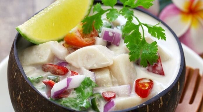 Fiji Mutfağı, Güney Pasifik’in en renkli adalarından biri olan Fiji’nin zengin kültürel geçmişini ve tropikal kaynaklarını sofralara taşıyan bir gastronomi anlayışıdır. Ada halkı yüzyıllar boyunca deniz ürünleri, kök sebzeler ve tropikal meyveler kullanarak kendine özgü tarifler geliştirmiştir. Hindistancevizi, balık ve taro, Fiji mutfağının temel ögelerini oluşturur. Konulu bir haber görseli