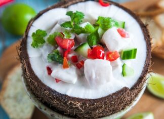 Fiji mutfağı, Pasifik Okyanusu’nun ortasında yer alan bu ada ülkesinin kültürel zenginliklerini yansıtan eşsiz bir gastronomi deneyimi sunar. Ada halkının yüzyıllardır süregelen gelenekleri, deniz ürünleri, tropikal meyveler ve tarımsal ürünlerle birleşerek Fiji mutfağına özgün bir kimlik kazandırır. Hem yerel halkın yaşam biçimini hem de adanın coğrafi özelliklerini anlamak için bu mutfak önemli bir yol gösterici niteliği taşır. Konulu bir haber görseli.