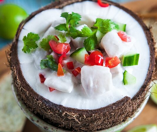 Fiji mutfağı, Pasifik Okyanusu’nun ortasında yer alan bu ada ülkesinin kültürel zenginliklerini yansıtan eşsiz bir gastronomi deneyimi sunar. Ada halkının yüzyıllardır süregelen gelenekleri, deniz ürünleri, tropikal meyveler ve tarımsal ürünlerle birleşerek Fiji mutfağına özgün bir kimlik kazandırır. Hem yerel halkın yaşam biçimini hem de adanın coğrafi özelliklerini anlamak için bu mutfak önemli bir yol gösterici niteliği taşır. Konulu bir haber görseli.