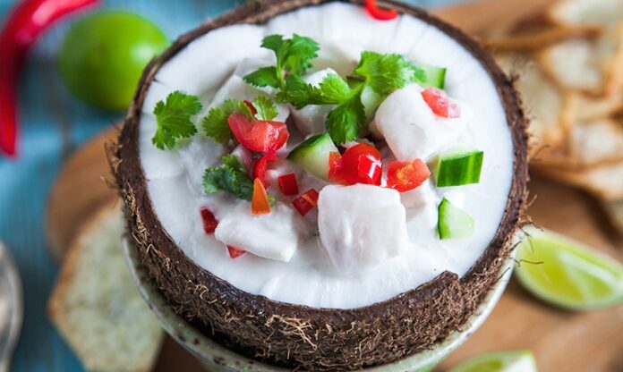 Fiji Mutfağı Fiji mutfağı, Pasifik Okyanusu’nun ortasında yer alan bu ada ülkesinin kültürel zenginliklerini yansıtan eşsiz bir gastronomi deneyimi sunar. Ada halkının yüzyıllardır süregelen gelenekleri, deniz ürünleri, tropikal meyveler ve tarımsal ürünlerle birleşerek Fiji mutfağına özgün bir kimlik kazandırır. Hem yerel halkın yaşam biçimini hem de adanın coğrafi özelliklerini anlamak için bu mutfak önemli bir yol gösterici niteliği taşır. Konulu bir haber görseli.