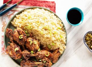 Filipinler, Güneydoğu Asya’nın ada ülkelerinden biri olarak hem Asya hem de İspanyol mutfak kültürlerinden etkilenmiştir. Bu durum, Filipinler mutfağının hem egzotik hem de otantik tatlar sunmasını sağlamıştır. Pirinç, deniz ürünleri ve taze tropikal meyveler Filipinler mutfağının temel besin kaynaklarını oluşturur. Baharatlar ve fermente soslar ise yemeklerde karakter ve aroma kazandırır. Filipinler mutfağı, çeşitlilik ve renk açısından zengin bir gastronomik deneyim sunar. Konulu bir haber görseli.