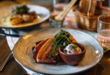 Finlandiya mutfağı, ülkenin sert iklimi ve zengin doğal kaynaklarıyla şekillenmiş, köklü bir gastronomi kültürüne sahiptir. Kuzey mutfağı denince akla gelen en önemli unsurlardan biri, doğallığı ve tazeliği öne çıkaran tariflerdir. Balıklar, orman meyveleri, mantarlar ve tahıllar, yüzyıllardır Fin sofralarının değişmez parçalarıdır. Bu mutfak, yalnızca damak tadına değil, aynı zamanda besin değerine de önem verir. Konulu bir haber görseli.