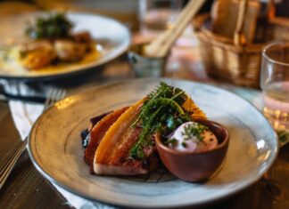 Finlandiya mutfağı, ülkenin sert iklimi ve zengin doğal kaynaklarıyla şekillenmiş, köklü bir gastronomi kültürüne sahiptir. Kuzey mutfağı denince akla gelen en önemli unsurlardan biri, doğallığı ve tazeliği öne çıkaran tariflerdir. Balıklar, orman meyveleri, mantarlar ve tahıllar, yüzyıllardır Fin sofralarının değişmez parçalarıdır. Bu mutfak, yalnızca damak tadına değil, aynı zamanda besin değerine de önem verir. Konulu bir haber görseli.