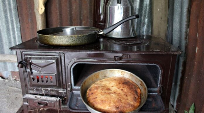 Fırın, yemek pişirme sanatının en temel araçlarından biridir. Tarih boyunca insanlar, yiyeceklerini pişirmek ve tatlarını geliştirmek için fırınları kullanmışlardır. Odun, kömür ve modern elektrikli fırınlar, farklı dönemlerde sofraların vazgeçilmez bir parçası olmuştur. Fırın, yalnızca yemek pişirmekle kalmaz, aynı zamanda lezzeti ve estetiği ön plana çıkarır. Konulu bir haber görseli.