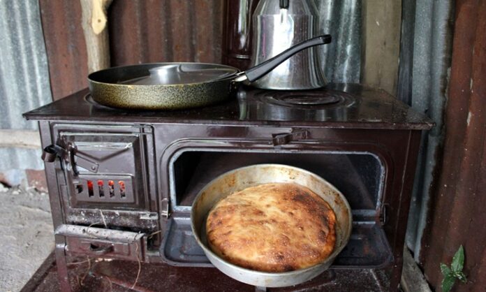 Fırın, yemek pişirme sanatının en temel araçlarından biridir. Tarih boyunca insanlar, yiyeceklerini pişirmek ve tatlarını geliştirmek için fırınları kullanmışlardır. Odun, kömür ve modern elektrikli fırınlar, farklı dönemlerde sofraların vazgeçilmez bir parçası olmuştur. Fırın, yalnızca yemek pişirmekle kalmaz, aynı zamanda lezzeti ve estetiği ön plana çıkarır. Konulu bir haber görseli.