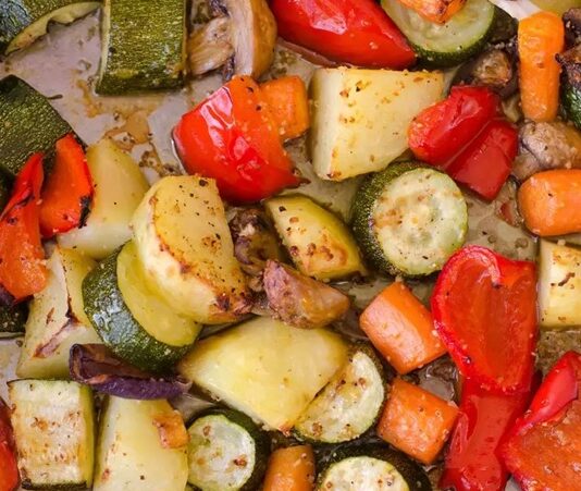 Günümüzde sağlıklı beslenmenin önemi her geçen gün artarken, fırında sebze yemekleri hem pratik hem de besleyici seçenekler arasında öne çıkıyor. Özellikle yoğun iş temposu içinde zaman bulmakta zorlanan kişiler için bu yöntem, kısa sürede hazırlanan ama oldukça faydalı bir çözüm oluyor. Sebzelerin fırında pişirilmesi, onların doğal tatlarını ortaya çıkarırken aynı zamanda vitamin ve mineral değerlerini büyük ölçüde korumalarına yardımcı oluyor. Konulu bir haber görseli.