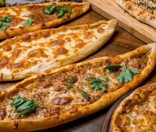 Pide ve lahmacun, Türk mutfağının en sevilen lezzetlerinden ikisi olarak, yüzyıllardır sofralarda yerini koruyor. Özellikle taş fırınlarda pişirildiğinde elde edilen çıtır dokusu ve yoğun aromasıyla, bu iki hamur işi her yaştan insanın vazgeçilmezi haline gelmiştir. Hem pratik hem de doyurucu olmaları, onları günün her saati tüketilebilecek yemekler arasında üst sıralara taşır. Konulu bir haber görseli.