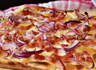 Mutfak sanatlarında kendine özgü bir yer edinen flambee, hem görsel şov hem de özel bir pişirme tekniği olarak bilinir. Bu yöntem, yiyeceklerin üzerine alkol dökülerek alevlendirilmesiyle gerçekleştirilir. Genellikle rom, brendi veya konyağın tercih edildiği bu teknik, hem aromayı yoğunlaştırır hem de lezzete katmanlı bir derinlik katar. Flambee işlemi sırasında yemeğin yüzeyinde kısa süreli bir yanma olur, fakat bu yanma alkolün uçmasını sağladığı için geride yalnızca tat ve koku kalır. Konulu bir haber görseli.