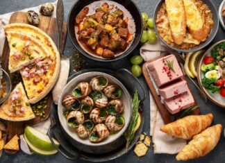 Fransız mutfağı, yalnızca Avrupa’nın değil dünyanın da en prestijli gastronomi kültürlerinden biridir. Tarih boyunca aristokrat sofralarından taşraya kadar yayılan bu mutfak kültürü, bölgesel çeşitliliği ve zamana direnen tarifleriyle öne çıkar. Fransa’nın farklı bölgeleri, kendine özgü malzemeler ve pişirme teknikleriyle ayrı ayrı mutfak geleneklerine sahiptir. Provence bölgesinin zeytinyağlı sebze yemekleri ile Normandiya'nın tereyağlı deniz ürünleri birbiriyle taban tabana zıt görünse de Fransız yemek kültürü çatısı altında birleşir. Konulu bir haber görseli.