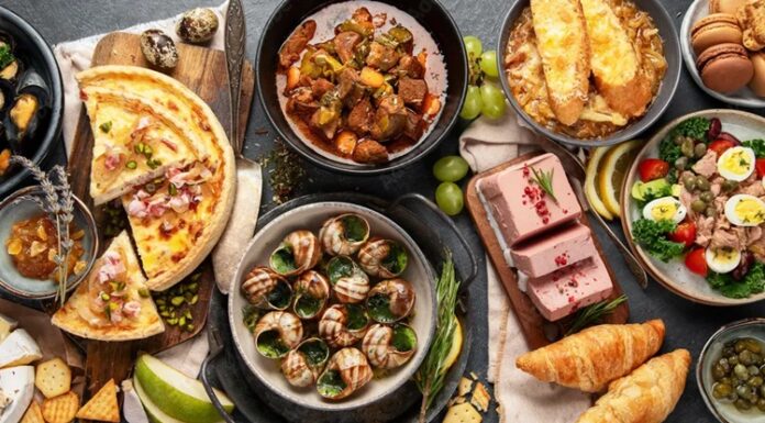 Fransız Mutfağı Tatlarıyla Avrupa’nın Kalbinde Bir Yolculuk Fransız mutfağı, yalnızca Avrupa’nın değil dünyanın da en prestijli gastronomi kültürlerinden biridir. Tarih boyunca aristokrat sofralarından taşraya kadar yayılan bu mutfak kültürü, bölgesel çeşitliliği ve zamana direnen tarifleriyle öne çıkar. Fransa’nın farklı bölgeleri, kendine özgü malzemeler ve pişirme teknikleriyle ayrı ayrı mutfak geleneklerine sahiptir. Provence bölgesinin zeytinyağlı sebze yemekleri ile Normandiya'nın tereyağlı deniz ürünleri birbiriyle taban tabana zıt görünse de Fransız yemek kültürü çatısı altında birleşir. Konulu bir haber görseli.