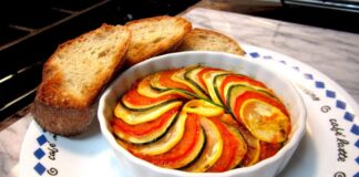 Fransız mutfağı, yüzyıllar boyunca Avrupa gastronomisinin öncüsü olarak kabul edilmiş ve dünya çapında tanınmış bir kültürel miras haline gelmiştir. Orta Çağ saray mutfaklarından günümüz modern restoranlarına uzanan süreçte, yemekler sadece beslenme amacıyla değil, aynı zamanda sanat ve estetik kaygılarla hazırlanmıştır. Doğal malzemeler, Fransız yemeklerinin hem lezzet hem de besin değeri açısından ön plana çıkmasını sağlıyor. Konulu bir haber görseli.