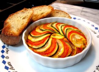 Fransız mutfağı, yüzyıllar boyunca Avrupa gastronomisinin öncüsü olarak kabul edilmiş ve dünya çapında tanınmış bir kültürel miras haline gelmiştir. Orta Çağ saray mutfaklarından günümüz modern restoranlarına uzanan süreçte, yemekler sadece beslenme amacıyla değil, aynı zamanda sanat ve estetik kaygılarla hazırlanmıştır. Doğal malzemeler, Fransız yemeklerinin hem lezzet hem de besin değeri açısından ön plana çıkmasını sağlıyor. Konulu bir haber görseli.