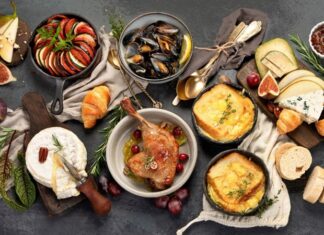 Fransız mutfağı, dünya gastronomi kültürünün en prestijli ve etkileyici örneklerinden biri olarak kabul edilir. Hem teknik hem de estetik açıdan öne çıkan bu mutfak, zengin tarihinden aldığı ilhamla modern sofralara taşınır. Fransız mutfağı, sadece yemek pişirme değil, aynı zamanda bir sanat ve kültür deneyimi olarak da değerlendiriliyor. Her tabak, özenle seçilmiş malzemeler ve ustaca hazırlanmış tekniklerle sunulur. Konulu bir haber görseli.