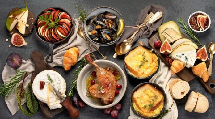 Fransız mutfağı, dünya gastronomi kültürünün en prestijli ve etkileyici örneklerinden biri olarak kabul edilir. Hem teknik hem de estetik açıdan öne çıkan bu mutfak, zengin tarihinden aldığı ilhamla modern sofralara taşınır. Fransız mutfağı, sadece yemek pişirme değil, aynı zamanda bir sanat ve kültür deneyimi olarak da değerlendiriliyor. Her tabak, özenle seçilmiş malzemeler ve ustaca hazırlanmış tekniklerle sunulur. Konulu bir haber görseli.