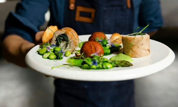 Gastronomi Trendleriyle Yenilenen Dünya Mutfakları Gastronomi, son yıllarda sadece yemek yapma sanatı olmaktan çıkıp bir yaşam tarzına, kültürel bir deneyime ve hatta turizm alanında önemli bir cazibe merkezine dönüştü. Küreselleşmenin etkisiyle farklı mutfak kültürleri bir araya gelirken, gastronomi trendleri her yıl yenileniyor ve damaklarda yeni tatlar yaratıyor. Dünya mutfaklarında yaşanan bu dönüşüm, hem profesyonel şefleri hem de evinde yemek yapmayı sevenleri etkiliyor. Konulu bir haber görseli.