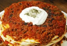 Geleneksel yemek, bir toplumun kültürel mirasının ve tarihinin en lezzetli yansımalarından biridir. Yüzyıllardır süregelen tarifler, kuşaktan kuşağa aktarılarak günümüze ulaşır. Bu yemekler yalnızca beslenme amacı taşımakla kalmaz, aynı zamanda kültürel kimliğin korunmasında da önemli rol oynar. Konulu bir haber görseli.