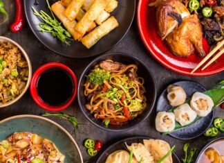 Çin mutfağı, binlerce yıllık tarihi, zengin kültürü ve lezzet çeşitliliği ile dünyanın en tanınmış mutfaklarından biridir. Asya’nın geniş coğrafyasında gelişen bu mutfak, yalnızca yemek tarifleri ile değil, aynı zamanda pişirme teknikleri, sunum estetiği ve yemek kültürünün felsefesi ile de öne çıkar. Çin yemekleri, dengeli tat anlayışını ve sağlıklı beslenme felsefesini yansıtan eşsiz bir harmoniye sahiptir. Konulu bir haber görseli.