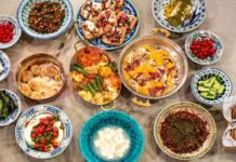 Sabahın erken saatlerinde uyananlar için geleneksel kahvaltı yalnızca bir öğün değil, aynı zamanda güne hazırlanma ritüelidir. Türkiye’de kahvaltı denildiğinde, birbirinden çeşitli tabaklarla donatılmış zengin sofralar akla gelir. Tereyağından balına, zeytinden peynire kadar uzanan bu lezzet yolculuğu, hem mideyi hem de ruhu doyurur. konulu bir haber görseli.