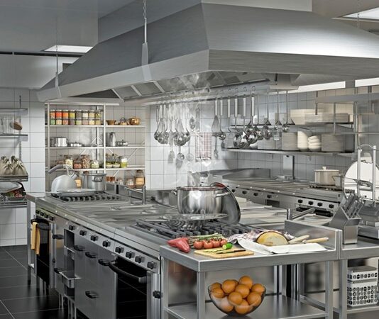 İnsanlık tarihi boyunca yemek sadece bir ihtiyaç değil aynı zamanda bir kültür taşıyıcısı olmuştur. Tarif denildiğinde akla yalnızca yemek hazırlama yöntemi değil, nesiller boyu aktarılan bir miras gelir. Eski uygarlıklardan günümüze kadar ulaşan yazılı veya sözlü tarifler, toplumların yaşam biçimini, inançlarını ve alışkanlıklarını yansıtır. Özellikle Anadolu gibi köklü bir coğrafyada her yörenin kendine özgü tarifleri bulunur ve bu tarifler adeta o bölgenin kimliği haline gelir. Konulu bir haber görseli.