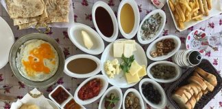 Geleneksel Yemeklerin Kültürel Önemi ve Soframızdaki Yeri Geleneksel yemek, yüzlerce yıllık bir geçmişe dayanır. Örneğin Anadolu mutfağı, farklı medeniyetlerin etkisiyle şekillenmiş ve günümüze kadar gelmiştir.