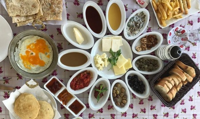 Geleneksel-Yemeklerin-Kulturel-Onemi-ve-Soframizdaki-Yeri Geleneksel yemek, yüzlerce yıllık bir geçmişe dayanır. Örneğin Anadolu mutfağı, farklı medeniyetlerin etkisiyle şekillenmiş ve günümüze kadar gelmiştir.