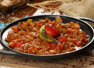 Mutfak kültürünün vazgeçilmez parçalarından biri olan tava, insanlık tarihinin en eski yemek pişirme araçlarından biri olarak karşımıza çıkmaktadır. İlk olarak taş ya da toprak malzemelerle yapılan bu araç, zamanla bronz, demir ve çelik gibi metallerden üretilmeye başlanmıştır. Tarihsel süreçte sadece yemek pişirmek için değil, aynı zamanda toplumların kültürel bir parçası olarak da önem taşımıştır. Özellikle Anadolu, Akdeniz ve Orta Doğu mutfaklarında tava yüzyıllardır kullanılan bir araç olmuştur. Konulu bir haber görseli.