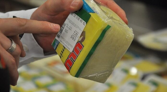 Günümüzde sağlıklı beslenme bilincinin artmasıyla birlikte, gıda etiket okuma alışkanlığı da önem kazandı. Tüketiciler, satın aldıkları ürünlerin içeriklerini, besin değerlerini ve üretim detaylarını öğrenerek daha bilinçli tercihler yapabiliyor. Ancak, pek çok kişi etiketler üzerinde yer alan bilgilerin ne anlama geldiğini tam olarak bilmiyor. Bu durum, yanlış ürün seçimlerine ve sağlıksız beslenme alışkanlıklarına yol açabiliyor. Konulu bir haber görseli.