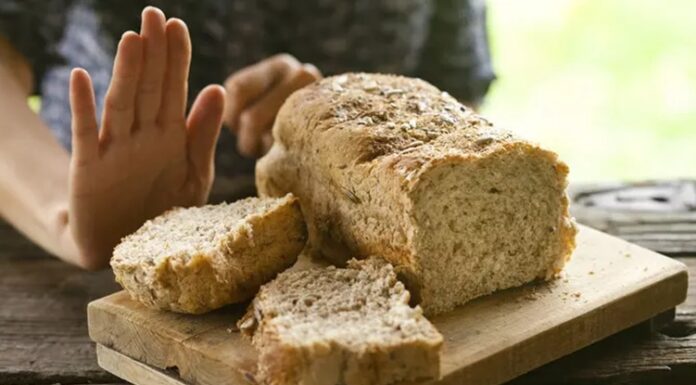 Glutensiz beslenme, hem çölyak hastaları hem de glutene duyarlılığı olan bireyler için vazgeçilmez bir yaşam biçimi haline gelmiştir. Ancak günümüzde sadece sağlık zorunlulukları değil, sağlıklı yaşam trendleri de glutensiz tarifleri popüler hale getirmiştir. Glutensiz mutfak, buğday, arpa ve çavdar gibi gluten içeren tahılları kullanmadan da lezzetli yemekler hazırlayabileceğimizi gösterir. Üstelik bu yemekler, doğru malzeme seçimi ve doğru tekniklerle hazırlandığında damak zevkinden ödün vermeden sofraları zenginleştirebilir. Konulu bir haber görseli.