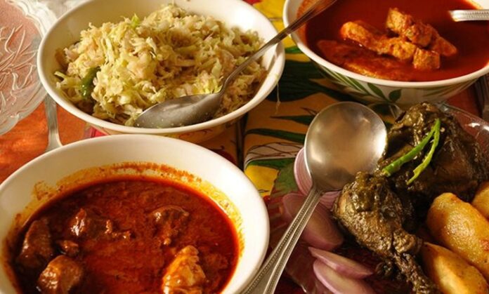 Goan Mutfağı Goan Mutfağı, Hindistan’ın Goa bölgesine özgü geleneksel yemek kültürünü yansıtır. Bu mutfak, deniz ürünleri, hindistancevizi ve aromatik baharatların birleşimiyle kendine has bir lezzet dünyası sunar. Goan Mutfağı, hem günlük sofralarda hem de özel kutlamalarda tercih edilen bir gastronomi geleneğidir. Konulu bir haber görseli.