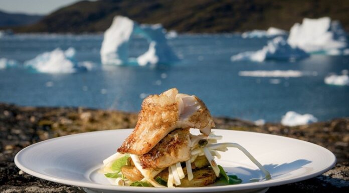 Grönland Mutfağı, Arktik iklimin zorluklarıyla şekillenmiş bir yemek kültürünü yansıtır. Kuzey Atlantik ile Arktik Okyanusu arasında yaşayan Inuit halkı, yüzlerce yıldır bu bölgenin doğal kaynaklarını kullanarak besleyici ve dayanıklı yemekler geliştirmiştir. Bölgedeki sert iklim, tarım faaliyetlerini kısıtladığı için mutfak, ağırlıklı olarak deniz ve kara hayvanlarının etine dayanır. Konulu bir haber görseli.