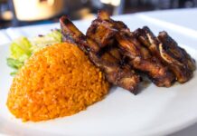 Pasifik Okyanusu’nun incisi olarak anılan Guam, yalnızca doğal güzellikleriyle değil, aynı zamanda zengin ve özgün mutfağı ile de dikkat çeker. Ada mutfağı, hem yerli Chamorro halkının yüzyıllar boyunca geliştirdiği geleneksel yöntemleri hem de farklı kültürlerden alınan etkileri bir araya getirir. Tarih boyunca İspanyol, Japon ve Amerikan hâkimiyetine giren ada, bu süreçlerde gastronomik çeşitliliğini artırmıştır. Bu da Guam mutfağına benzersiz bir karakter kazandırmıştır. Konulu bir haber görseli.