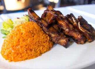 Pasifik Okyanusu’nun incisi olarak anılan Guam, yalnızca doğal güzellikleriyle değil, aynı zamanda zengin ve özgün mutfağı ile de dikkat çeker. Ada mutfağı, hem yerli Chamorro halkının yüzyıllar boyunca geliştirdiği geleneksel yöntemleri hem de farklı kültürlerden alınan etkileri bir araya getirir. Tarih boyunca İspanyol, Japon ve Amerikan hâkimiyetine giren ada, bu süreçlerde gastronomik çeşitliliğini artırmıştır. Bu da Guam mutfağına benzersiz bir karakter kazandırmıştır. Konulu bir haber görseli.