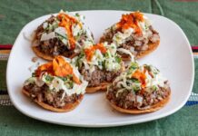 Guatemala mutfağı, Maya medeniyetinin mirası ile İspanyol, Afrika ve Karayip etkilerini harmanlayan benzersiz bir mutfak kültürüne sahiptir. Ülkenin tarihî geçmişi, göçmen toplulukları ve coğrafi çeşitliliği, yemeklerin zenginliğini şekillendirmiştir. Yemekler hem günlük yaşamın bir parçası hem de özel kutlamalarda kültürel bir miras olarak sofralarda yer alır. Konulu bir haber görseli.